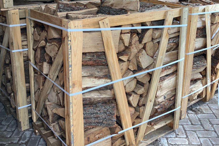 Kratten eiken haardhout in de schuur