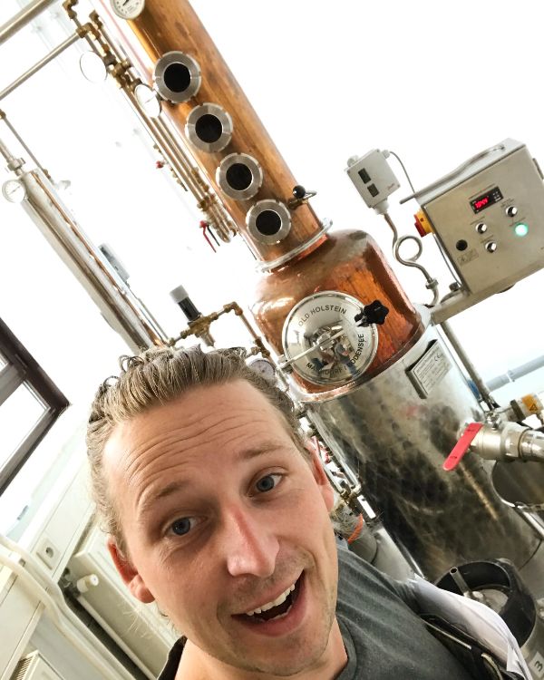 Jop bij de distilleerketel tijdens zijn opleiding in Hasselt
