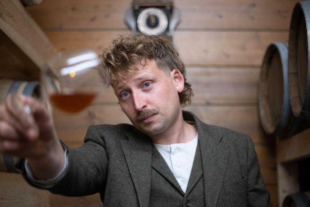 Jop beoordeelt een glas uit het vat