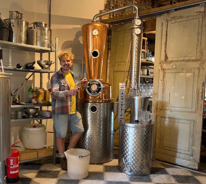 Jop bij de nieuwe kolomketel en de tweede alambiek