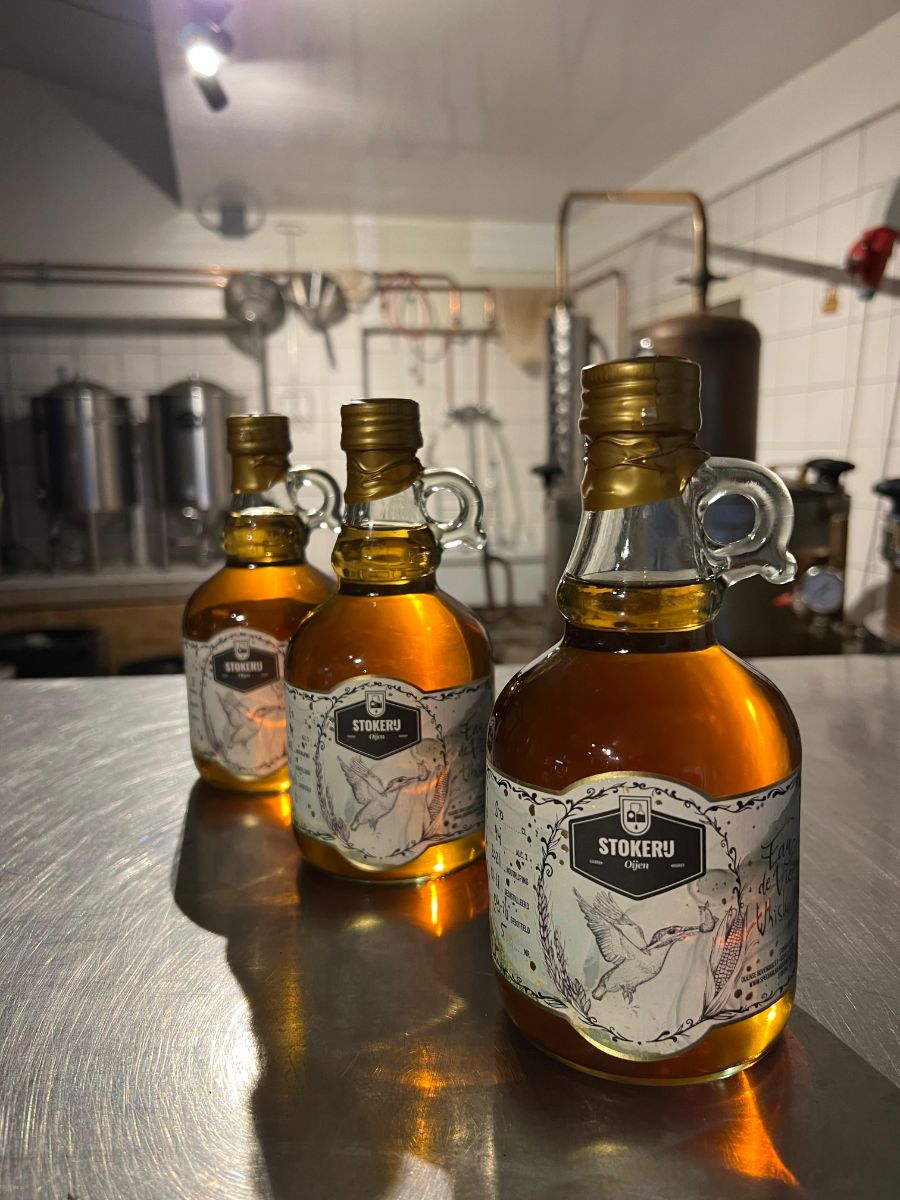 Flessen Oijense Whisky in de stokerij